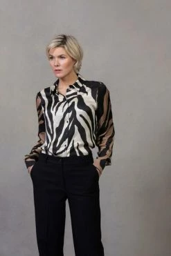 &Co Woman Blouses Aubrie Tiger Blouse Black -&Co Woman Verkoop 9ac3bd05e2b8864ed9fe0a342f089584